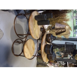 Stolik kawowy z drewna mango na miedzianej podstawie średni
